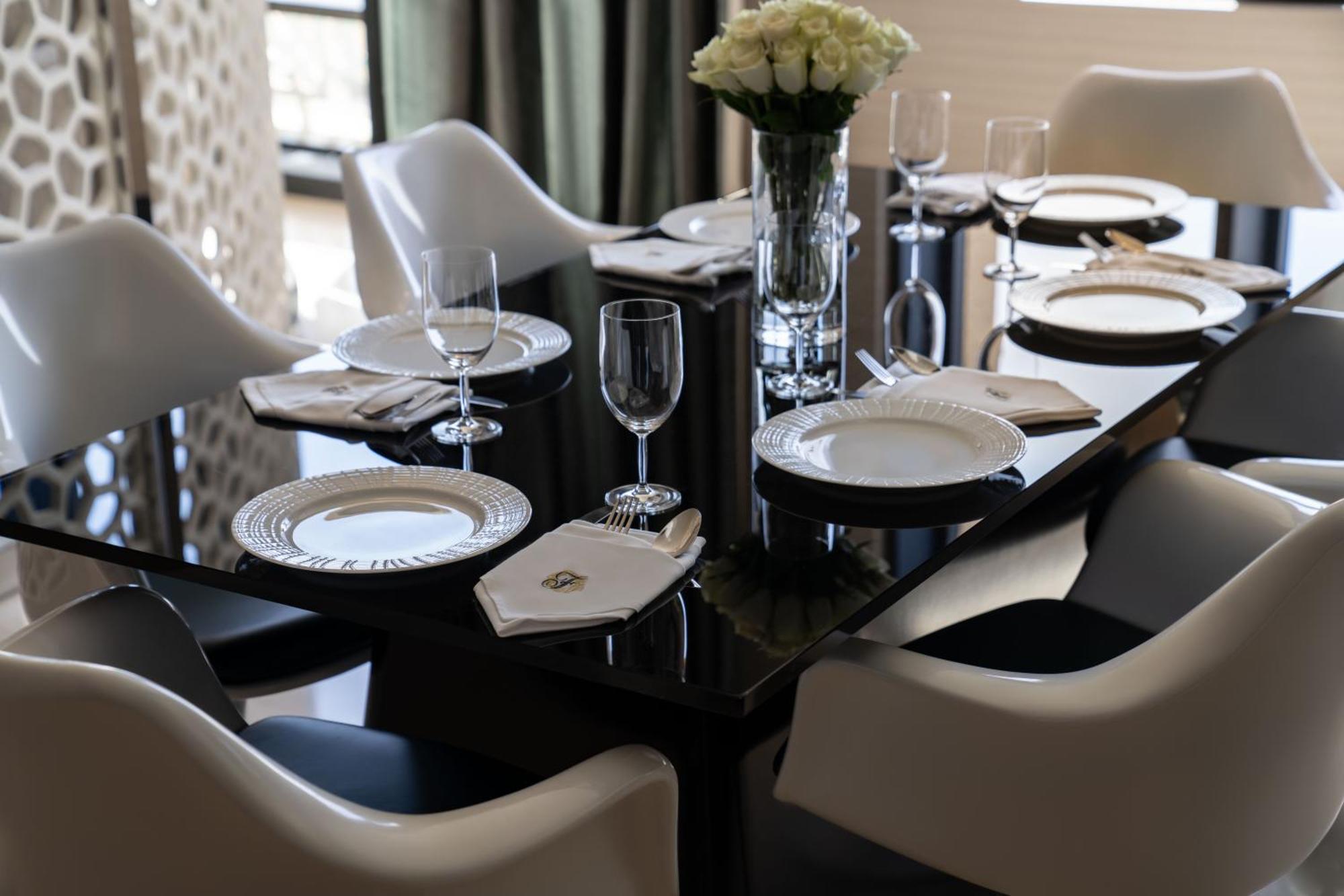 แฟร์มอนต์ ริยาด Hotel ริยาดห์ ภายนอก รูปภาพ A table set for a formal dinner