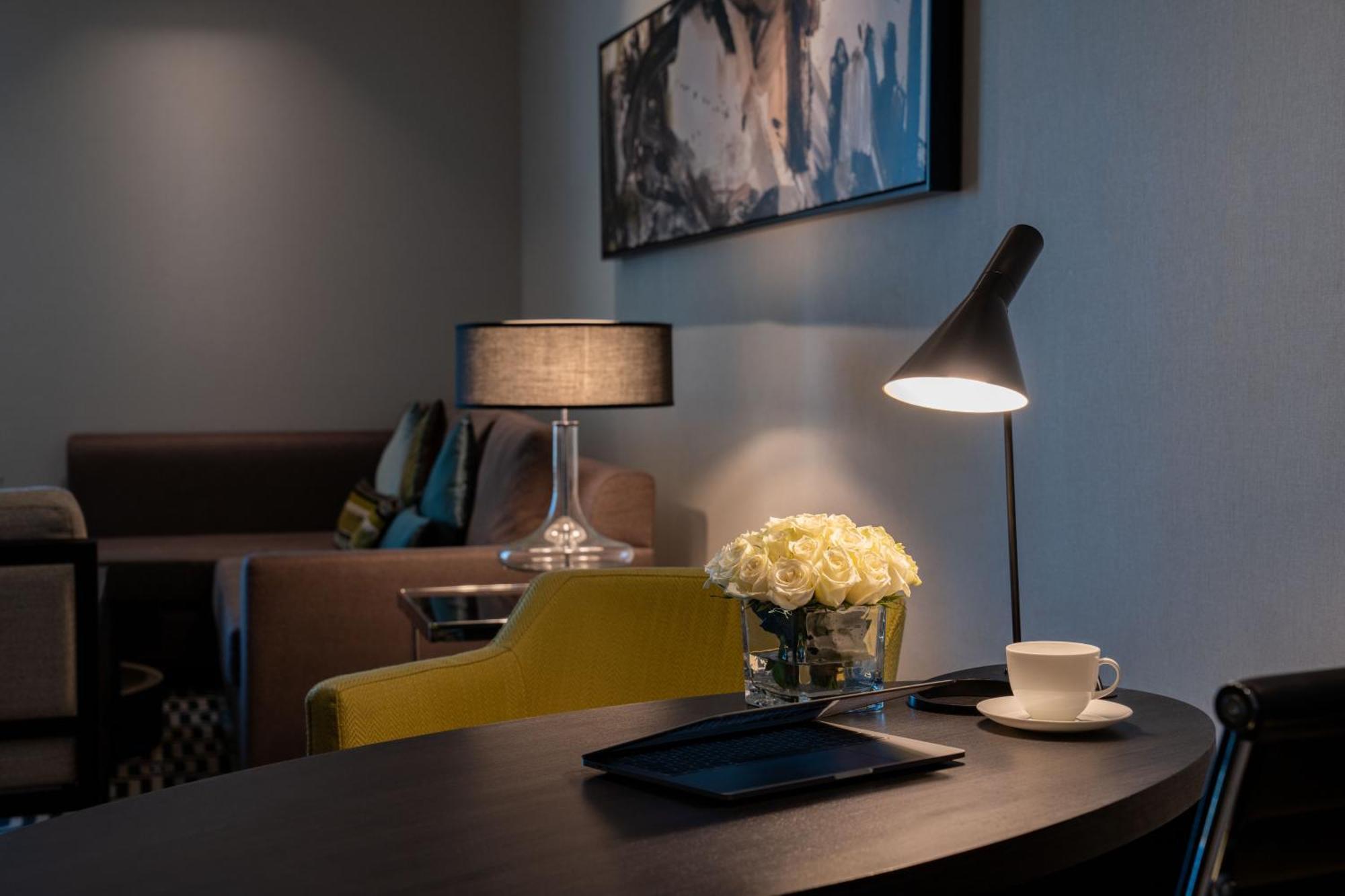 แฟร์มอนต์ ริยาด Hotel ริยาดห์ ภายนอก รูปภาพ A table lamp