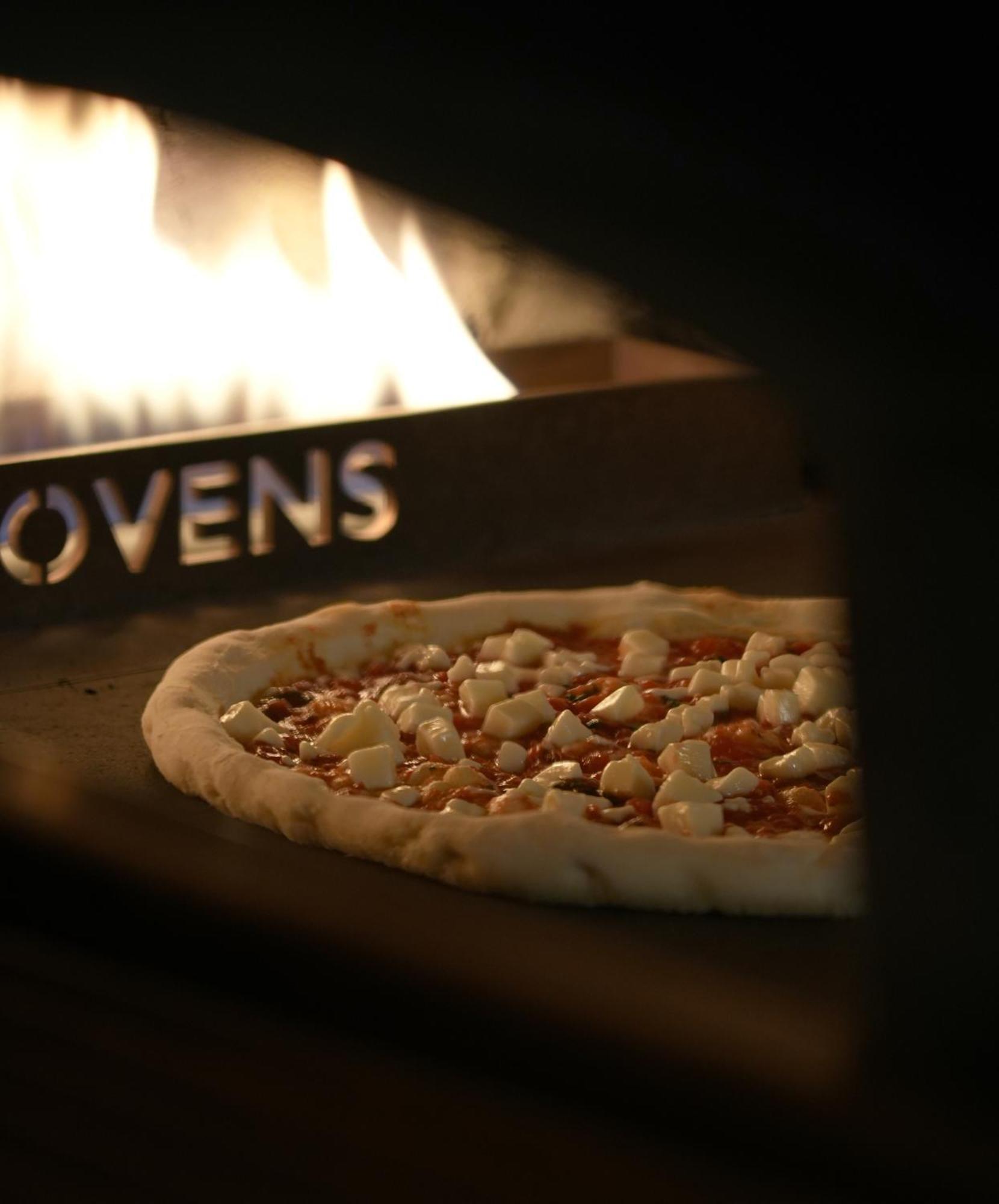 แฟร์มอนต์ ริยาด Hotel ริยาดห์ ภายนอก รูปภาพ A pizza in a wood-fired oven