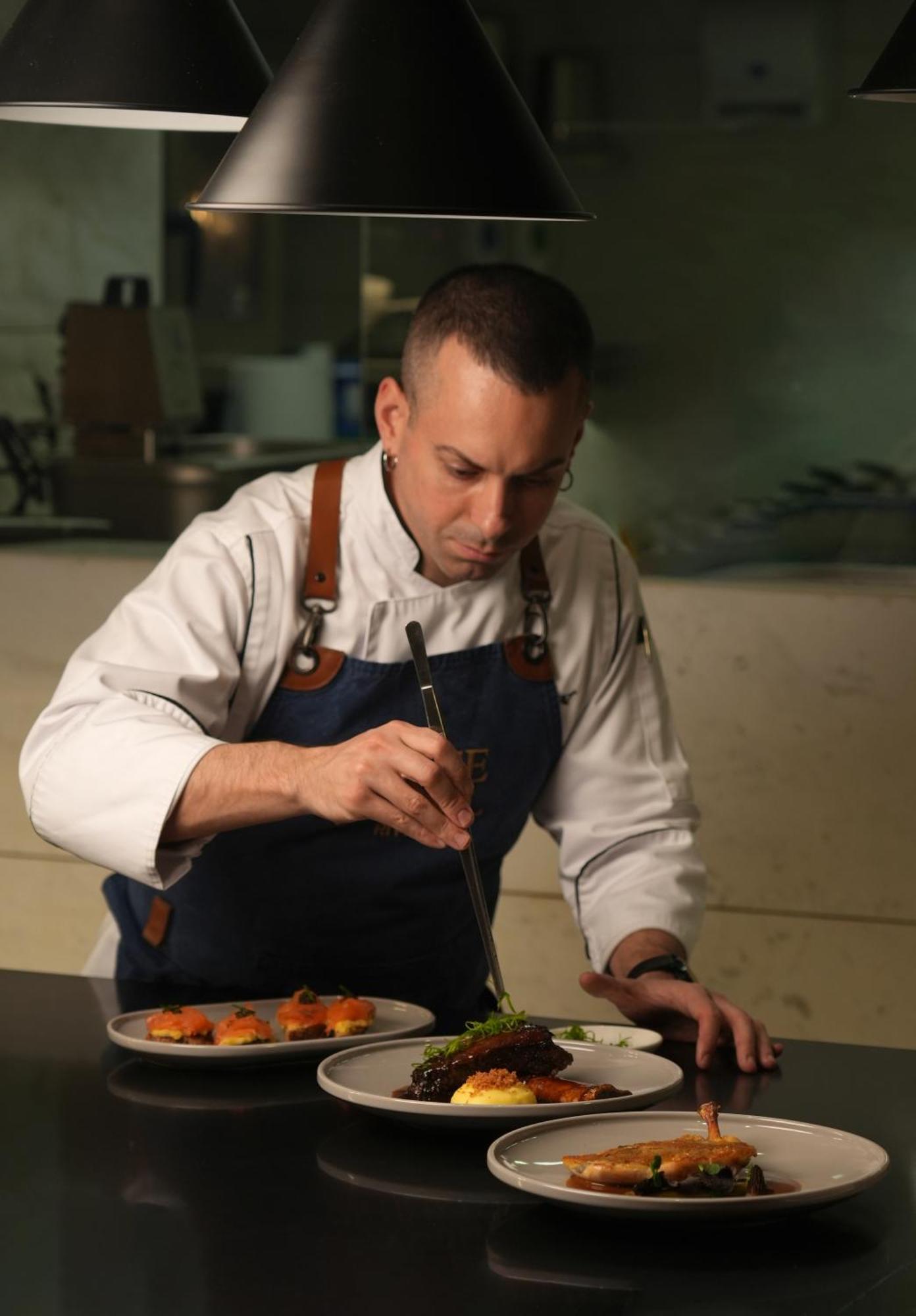 แฟร์มอนต์ ริยาด Hotel ริยาดห์ ภายนอก รูปภาพ Chef preparing a dish