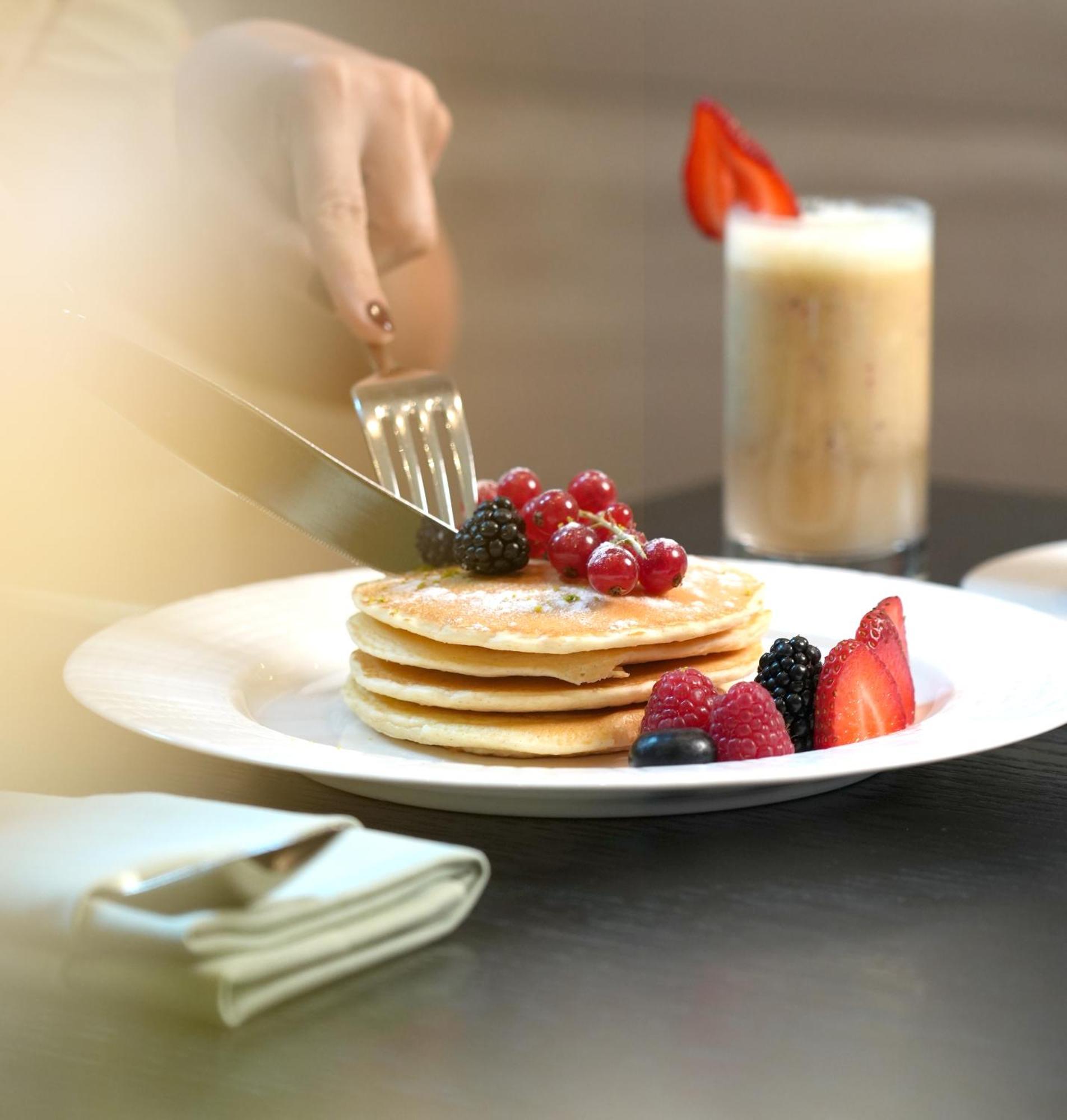 แฟร์มอนต์ ริยาด Hotel ริยาดห์ ภายนอก รูปภาพ A stack of pancakes with fruit