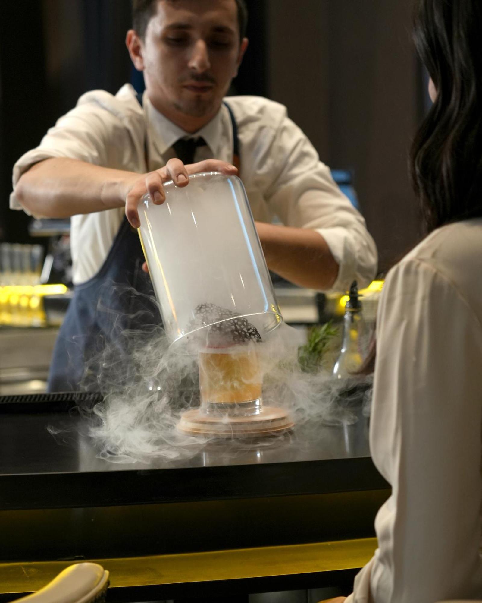แฟร์มอนต์ ริยาด Hotel ริยาดห์ ภายนอก รูปภาพ A bartender preparing a cocktail with liquid nitrogen