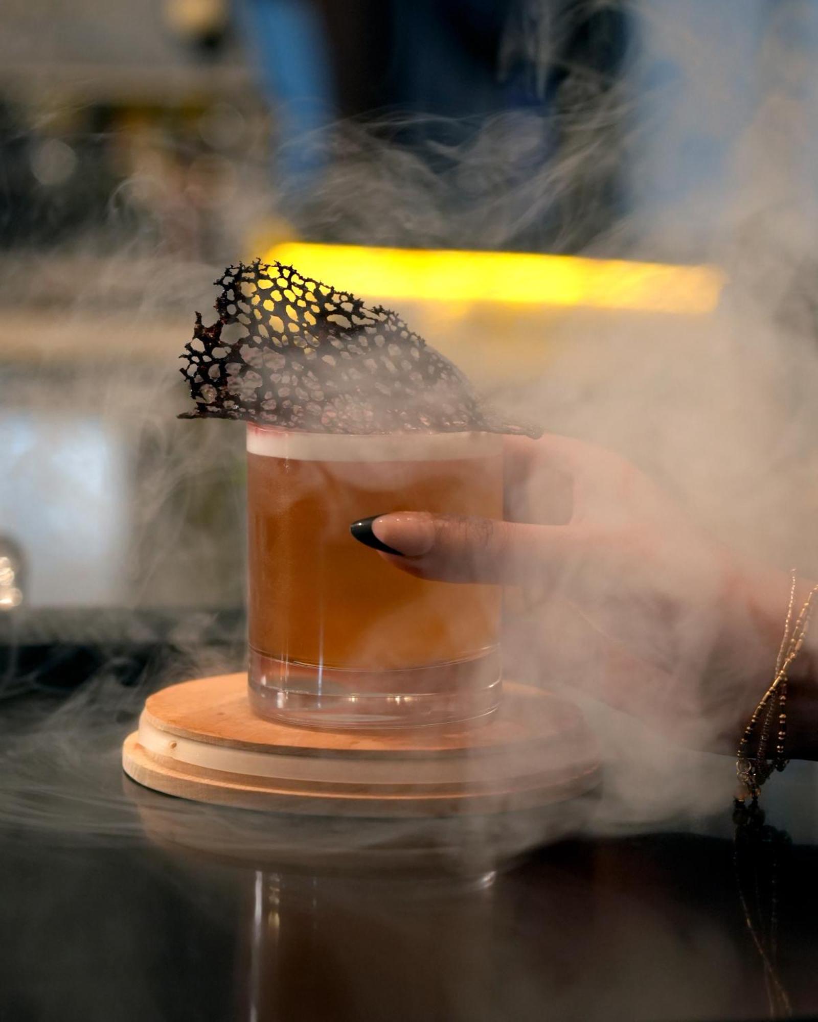 แฟร์มอนต์ ริยาด Hotel ริยาดห์ ภายนอก รูปภาพ A smoked Old Fashioned