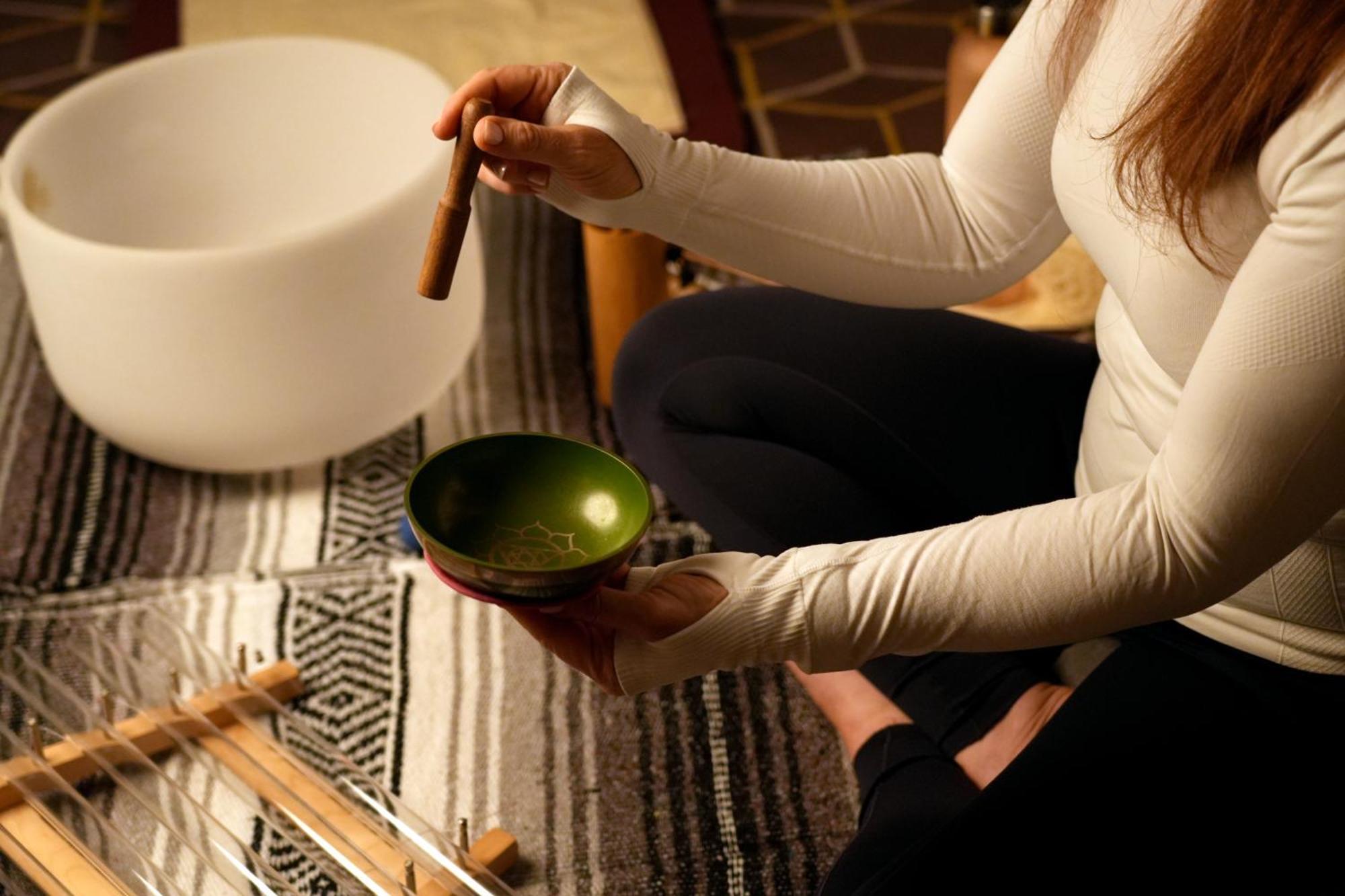 แฟร์มอนต์ ริยาด Hotel ริยาดห์ ภายนอก รูปภาพ A woman playing a singing bowl