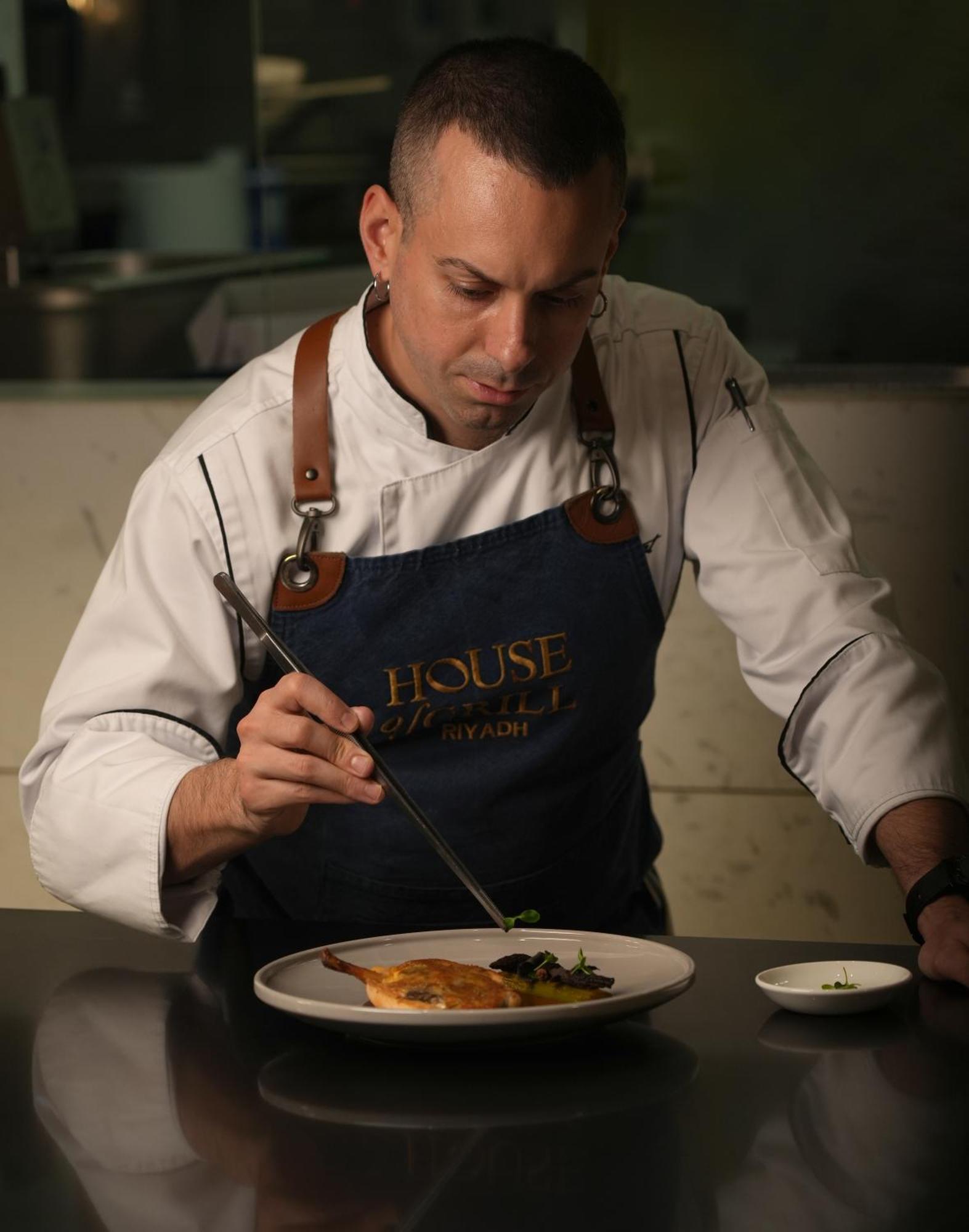 แฟร์มอนต์ ริยาด Hotel ริยาดห์ ภายนอก รูปภาพ A chef preparing a meal