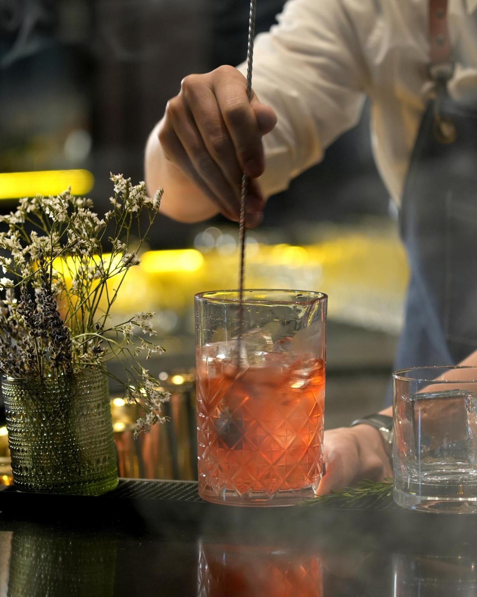 แฟร์มอนต์ ริยาด Hotel ริยาดห์ ภายนอก รูปภาพ A bartender stirring a cocktail