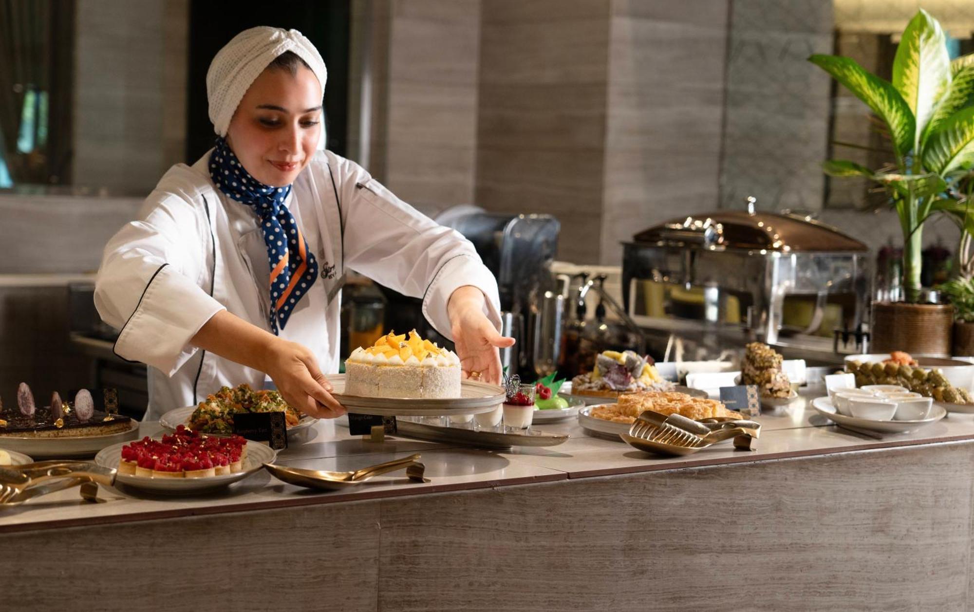 แฟร์มอนต์ ริยาด Hotel ริยาดห์ ภายนอก รูปภาพ A pastry chef at work