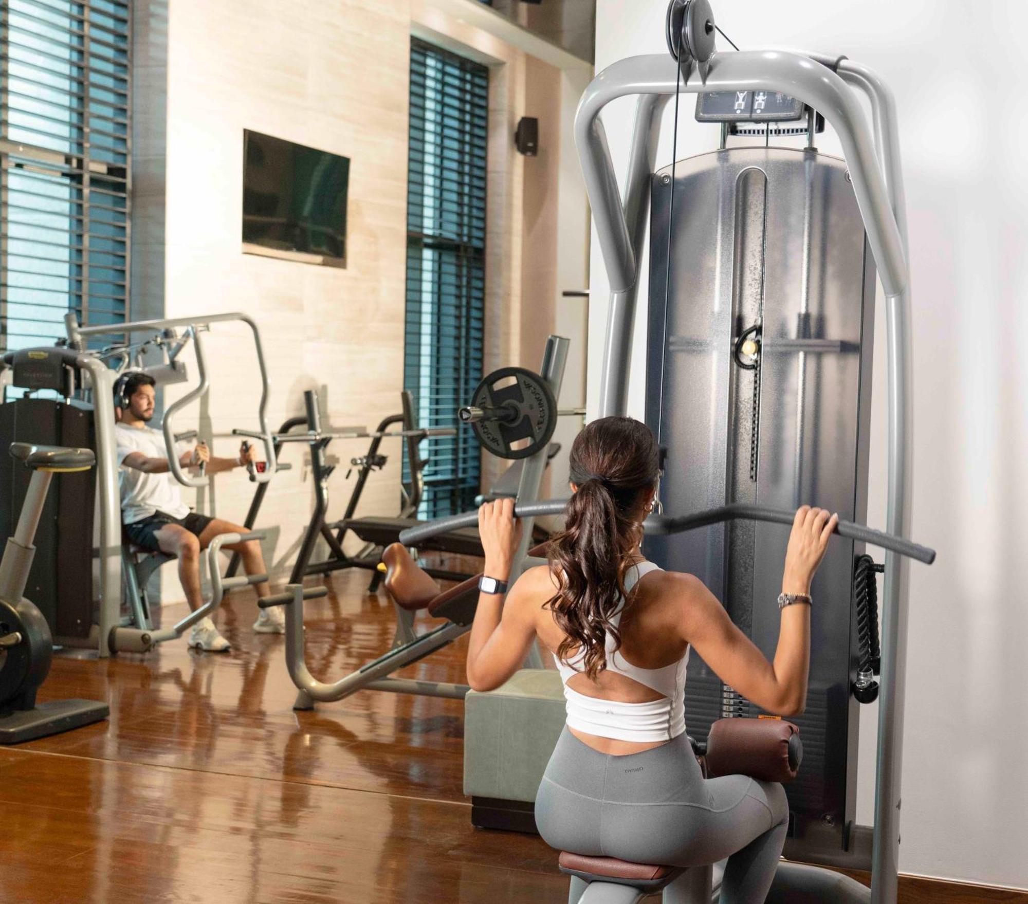 แฟร์มอนต์ ริยาด Hotel ริยาดห์ ภายนอก รูปภาพ A woman using a lat pulldown machine