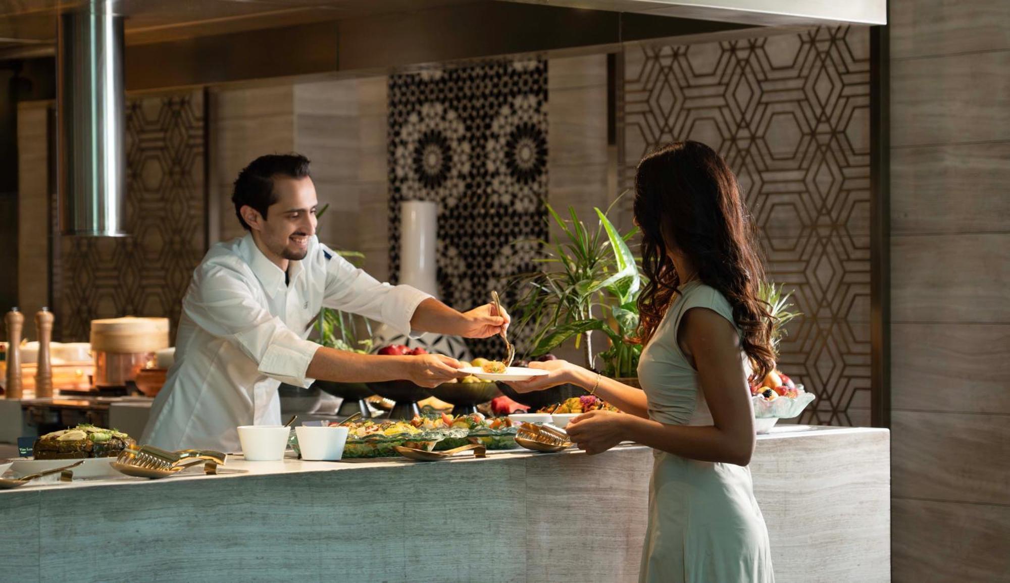 แฟร์มอนต์ ริยาด Hotel ริยาดห์ ภายนอก รูปภาพ A chef serving a guest at the buffet