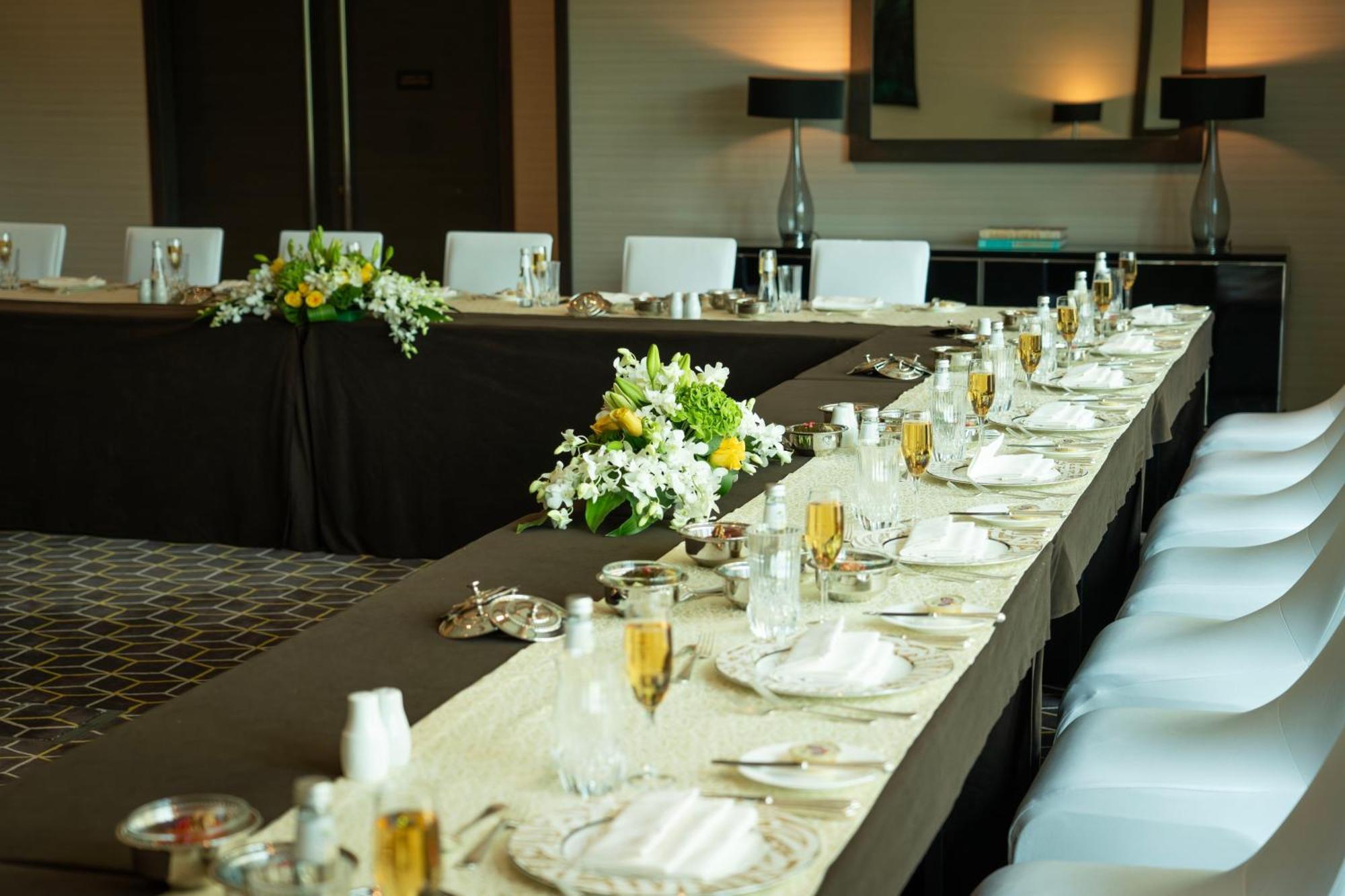 แฟร์มอนต์ ริยาด Hotel ริยาดห์ ภายนอก รูปภาพ A table set for a formal dinner